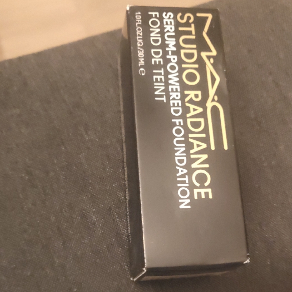NC35~MAC Cosmetics Studio Radiance Serum-Powered Foundation - Black Packaging